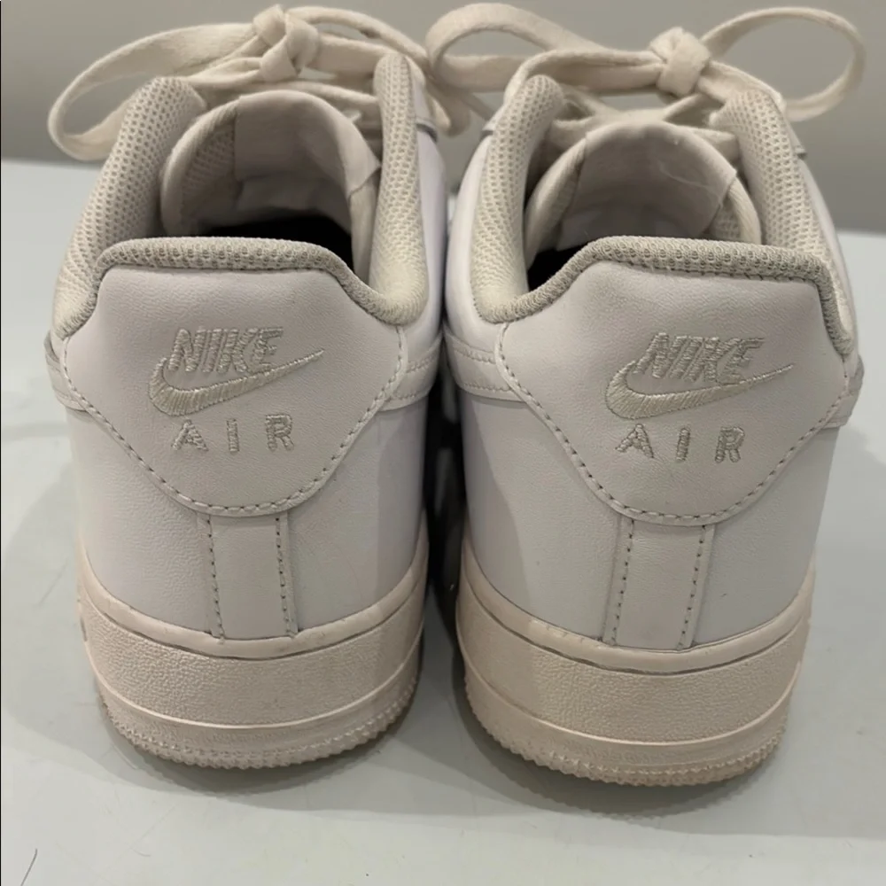 Nike Air Force 1 Women’s Triple White Sneakers 8.5 MINT CONDITION - Picture 5 of 9